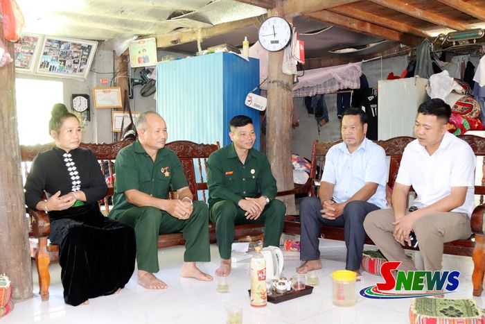 Đại diện Ủy ban MTTQ Việt Nam xã Mường La trao đổi với Ban công tác mặt trận bản Chiến.