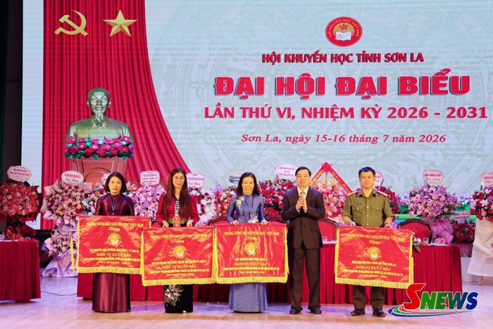Các tập thể nhận cờ thi đua xuất sắc của Trung ương Hội Khuyến học Việt Nam.
