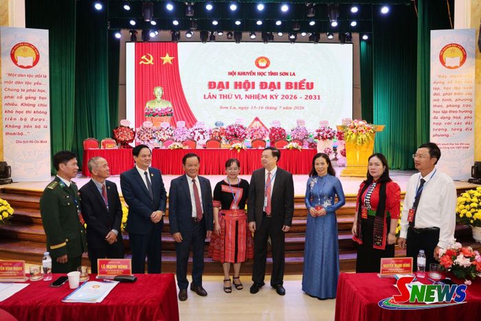 Đại biểu trao đổi bên lề Đại hội.
