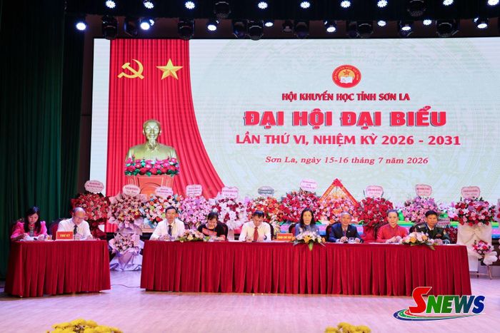 Đoàn Chủ tịch và thư ký Đại hội.