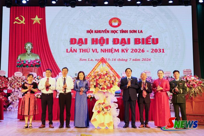 Lãnh đạo Ủy ban MTTQ Việt Nam tỉnh tặng hoa chúc mừng Đại hội.