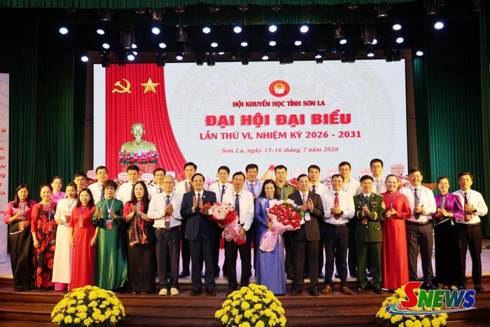 Lãnh đạo Trung ương Hội Khuyến học Việt Nam tặng hoa chúc mừng Ban Chấp hành Hội Khuyến học tỉnh Sơn La khóa VI.