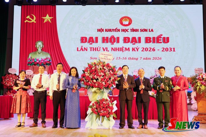 Lãnh đạo Trung ương Hội Khuyến học Việt Nam tặng hoa chúc mừng Đại hội.