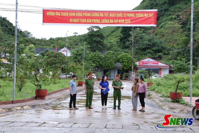 Công an xã Chiềng La tuyên truyền nâng cao nhận thức cho người dân về tác hại của ma túy
