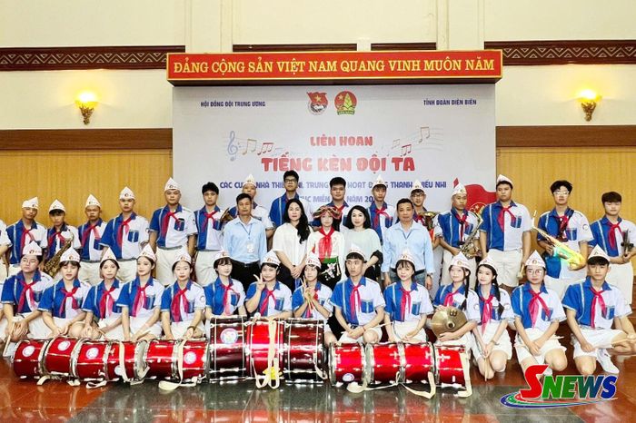 Đội nghi lễ Trung tâm Hoạt động Thanh thiếu nhi tỉnh Sơn La tham gia liên hoan.