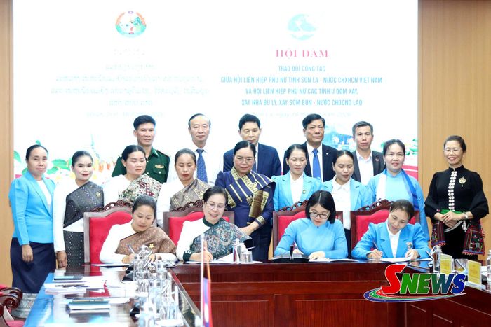 Hội LHPN 4 tỉnh ký biên bản kết quả chương trình làm việc.