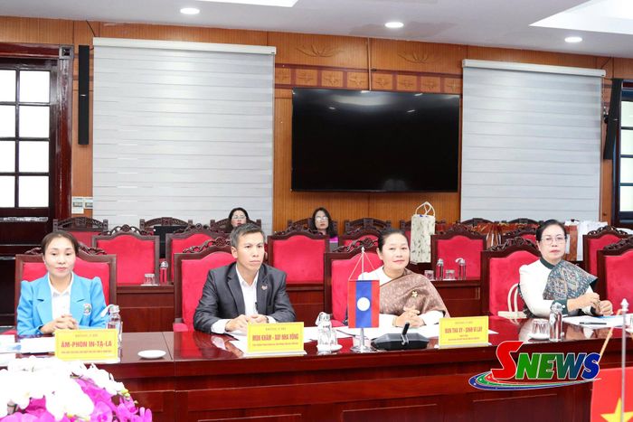 Các đại biểu Hội LHPN 3 tỉnh nước CHDCND Lào dự hội đàm.