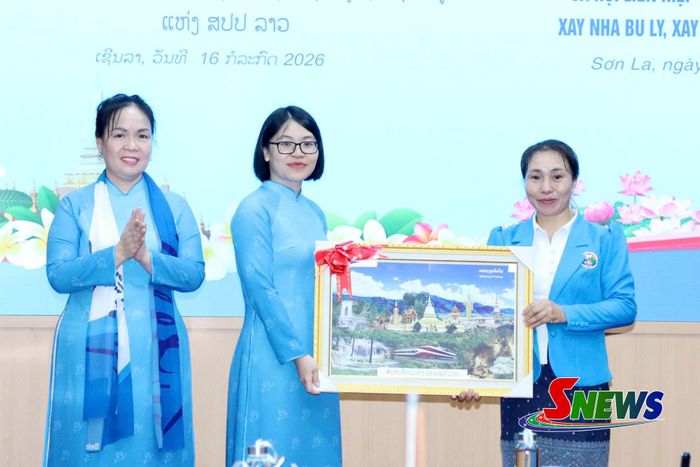 Hội LHPN tỉnh U Đôm Xay tặng quà cho Hội LHPN tỉnh Sơn La.