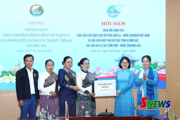 Lãnh đạo Hội LHPN tỉnh Sơn La tặng quà cho Hội LHPN 3 tỉnh nước CHDCND Lào.