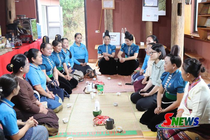 Đoàn công tác Hội LHPN 3 tỉnh nước Lào đến thăm mô hình HTX AraTay Coffe, xã Mường Chanh.