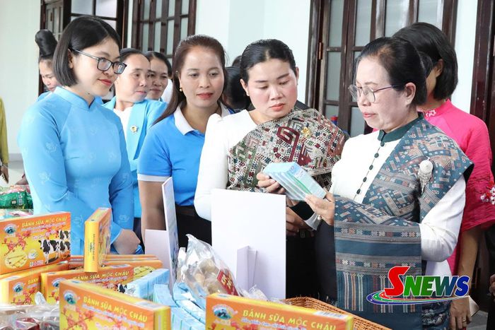 Các đại biểu tham quan khu vực trưng bày, giới thiệu sản phẩm nông sản tiêu biểu của địa phương.