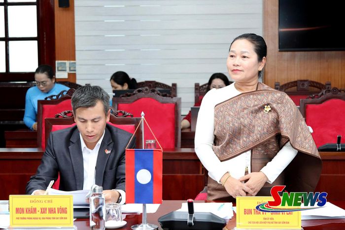 Chủ tịch Hội LHPN tỉnh Xay Sổm Bun, Lào phát biểu ý kiến tại hội đàm.
