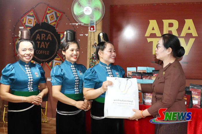 Đoàn công tác tặng quà cho HTX AraTay Coffe, xã Mường Chanh..