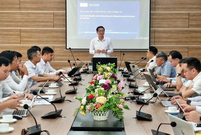 Cục trưởng Cục Tần số vô tuyến điện Lê Văn Tuấn chủ trì cuộc họp về quy hoạch băng tần cho hệ thống thông tin di động đường sắt tốc độ cao. Ảnh: CTS