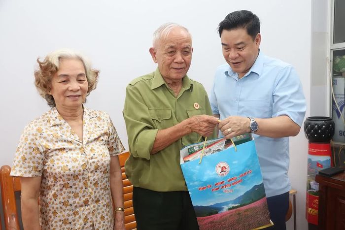 Phó Chủ tịch UBND tỉnh Hoàng Gia Long thăm, tặng quà gia đình ông Trần Văn Nghĩa, thương binh suy giảm khả năng lao động 31%.