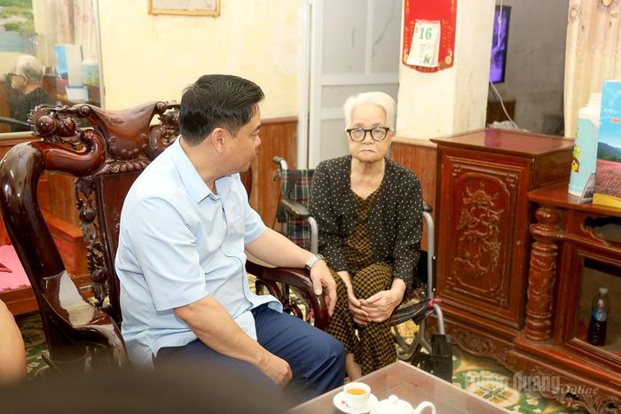 Phó Chủ tịch UBND tỉnh Hoàng Gia Long thăm hỏi tình hình sức khỏe bà Hà Thị Đô (mẹ Liệt sĩ) ở phường Hà Giang 1.