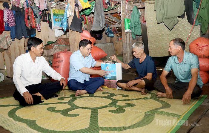 Phó Chủ tịch UBND tỉnh Hoàng Gia Long thăm, tặng quà ông Lý Văn Vải, thương binh suy giảm khả năng lao động 21% ở thôn Nặm Tẹ, xã Thanh Thủy.