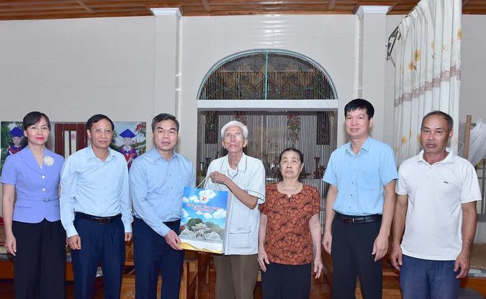 Phó Bí thư Tỉnh ủy, Chủ tịch Ủy ban MTTQ Việt Nam tỉnh Ma Thế Hồng thăm, tặng quà ông Phạm Xuân Du, bệnh binh, người hoạt động kháng chiến bị nhiễm chất độc hóa học, ở thôn Tân Thành, xã Hàm Yên.