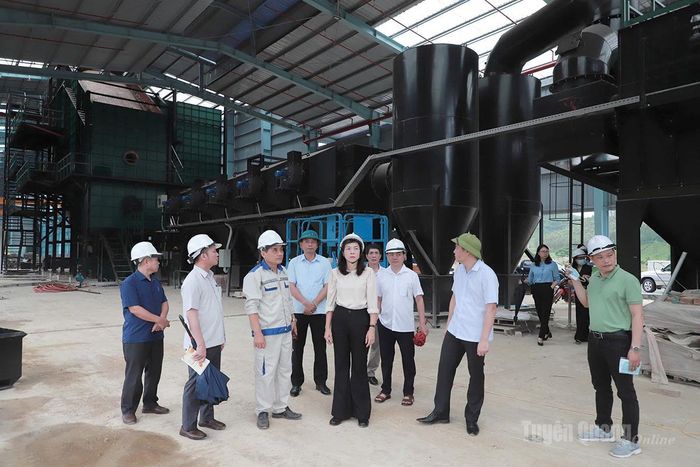 Đồng chí Phạm Thị Minh Xuân, Ủy viên Ban Thường vụ Tỉnh ủy, Phó Chủ tịch HĐND tỉnh cùng Đoàn giám sát khảo sát dự án Nhà máy xử lý rác thải xã Nhữ Khê, Công ty Cổ phần công nghệ Môi trường HM Group làm chủ đầu tư.