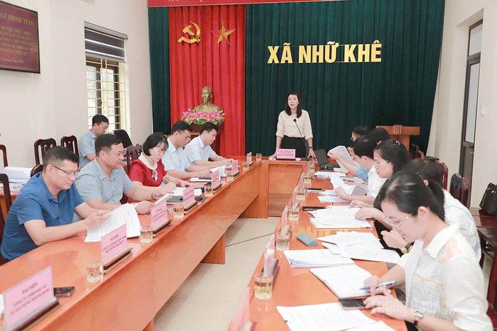 Đồng chí Phạm Thị Minh Xuân, Ủy viên Ban Thường vụ Tỉnh ủy, Phó Chủ tịch HĐND tỉnh cùng Đoàn giám sát khảo sát làm việc với UBND xã Nhữ Khê và các công ty, doanh nghiệp thực hiện dự án trên địa bàn xã.