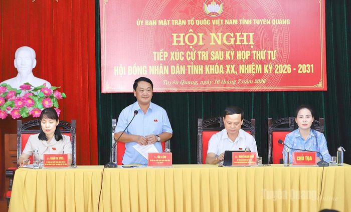 Bí thư Tỉnh ủy Hầu A Lềnh phát biểu tại buổi tiếp xúc.