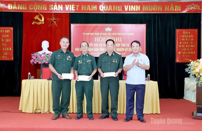 Bí thư Tỉnh ủy Hầu A Lềnh tặng quà các cựu chiến binh phường Nông Tiến.