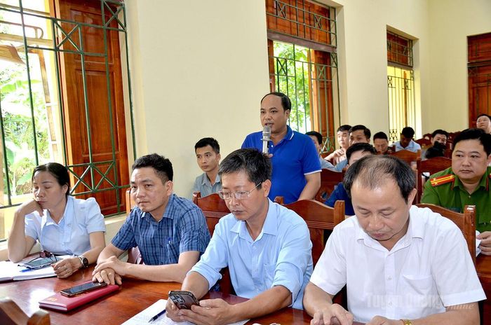 Cử tri xã Bạch Xa kiến nghị tại hội nghị. Ảnh: Trang Tâm