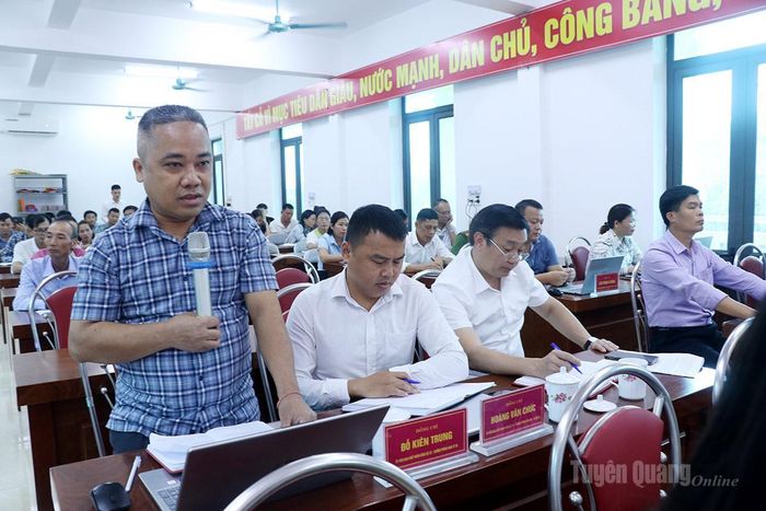 Cử tri xã Bằng Hành kiến nghị, đề xuất với Tổ đại biểu số 4 HĐND tỉnh. Ảnh: Hoàng Tuyến