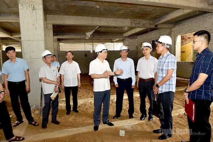 Đồng chí Nguyễn Văn Sơn, Chủ tịch HĐND tỉnh chỉ đạo đơn vị nhà thầu đẩy nhanh tiến độ thi công công trình Trung tâm Y tế Hàm Yên.