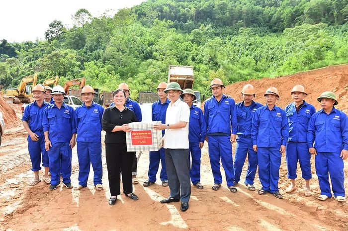 Đồng chí Nguyễn Văn Sơn, Chủ tịch HĐND tỉnh tặng quà công nhân thi công công trình bố trí, sắp xếp ổn định khu dân cư thôn Ngõa, xã Yên Phú.