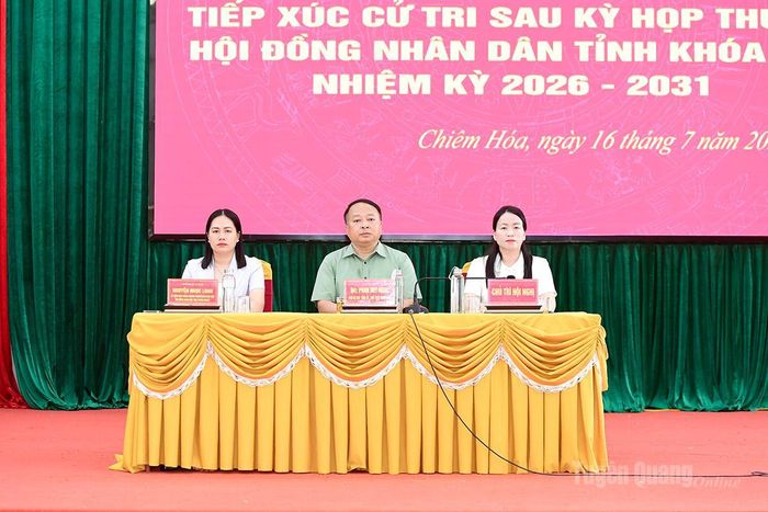 Chủ tịch UBND tỉnh Phan Huy Ngọc và Tổ đại biểu số 3 HĐND tỉnh tiếp xúc cử tri xã Chiêm Hóa.