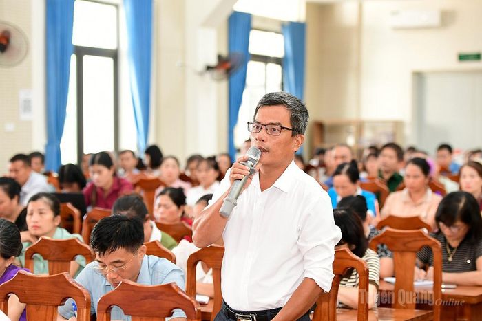 Cử tri xã Chiêm Hóa nêu ý kiến tại hội nghị.