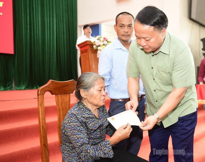 Chủ tịch UBND tỉnh Phan Huy Ngọc tặng quà cho các hộ gia đình có hoàn cảnh trên địa bàn xã Chiêm Hóa.