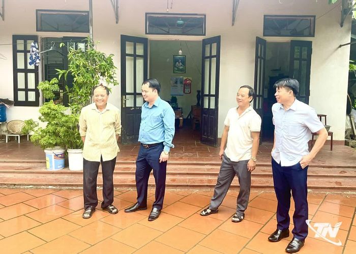 Cán bộ xã Thành Công đến vận động tuyên truyền công tác giải phóng mặt bằng hộ gia đình ông Nguyễn Văn Lâm ở xóm Tân Hòa.