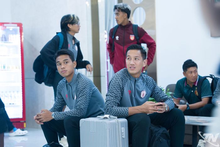 Các tuyển thủ Myanmar chờ làm thủ tục nhận phòng nghỉ.