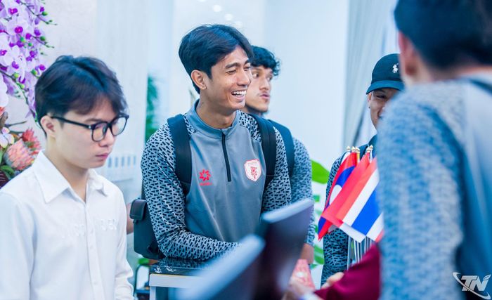 Dù khá mệt mỏi sau hành trình dài, các cầu thủ vẫn tươi cười, thân thiện.