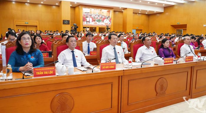 Các đồng chí lãnh đạo tỉnh và đại biểu dự Kỳ họp.