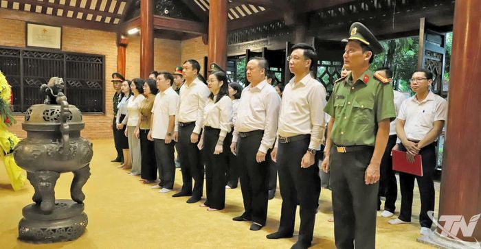 Cụm thi đua cơ quan Tổ chức các đảng bộ trực thuộc Tỉnh ủy đến dâng hương tại Khu di tích lịch sử Quốc gia 27-7.