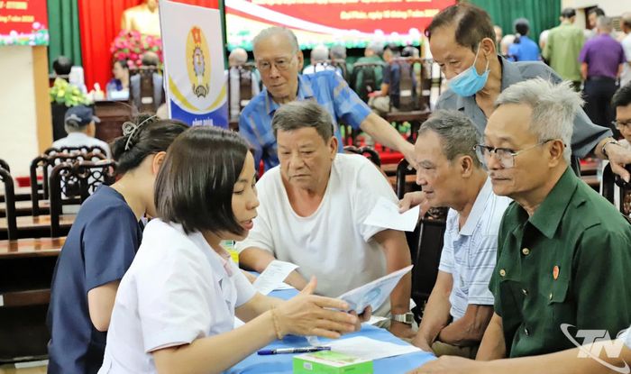 Bác sĩ tư vấn cho các thương binh, bệnh binh chế độ dinh dưỡng hợp lý và phát thuốc bổ miễn phí.