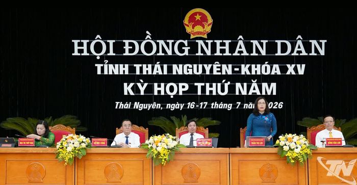 Các đồng chí Thường trực HĐND tỉnh chủ tọa Kỳ họp.