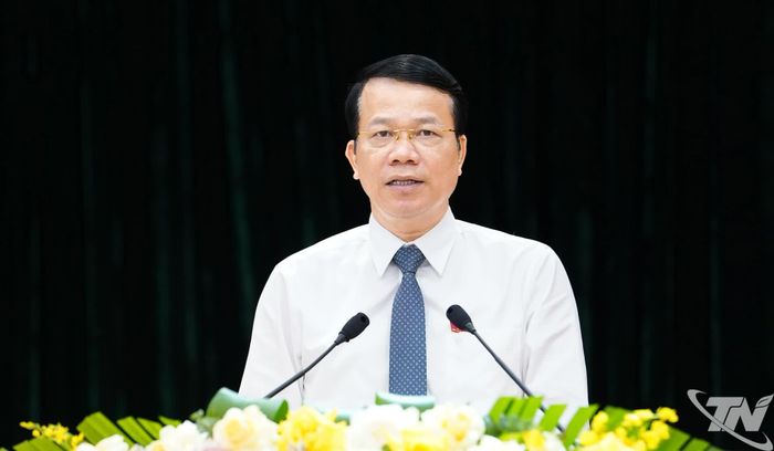 Đồng chí Phó Chủ tịch UBND tỉnh Dương Văn Lượng trình bày Báo cáo về tình hình kinh tế - xã hội 6 tháng đầu năm và nhiệm vụ trọng tâm 6 tháng cuối năm 2026 của UBND tỉnh.