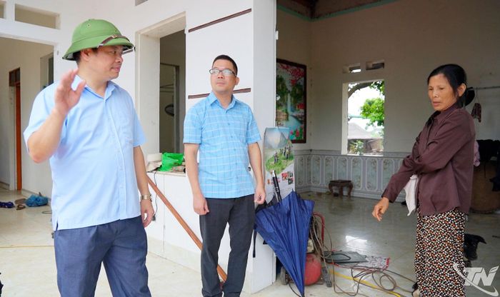 Lãnh đạo xã Phú Bình đi thăm nắm tình hình, hỗ trợ các hộ dân tại xóm Nguyễn Sơn di dời đến nơi ở mới. 