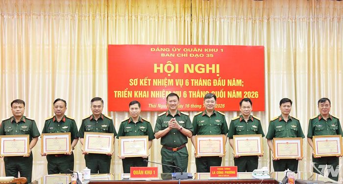 Trung tướng La Công Phương trao Bằng khen cho đại diện các tập thể có thành tích xuất sắc trong tham gia Cuộc thi chính luận bảo vệ nền tảng tư tưởng của Đảng lần thứ 6, năm 2026.