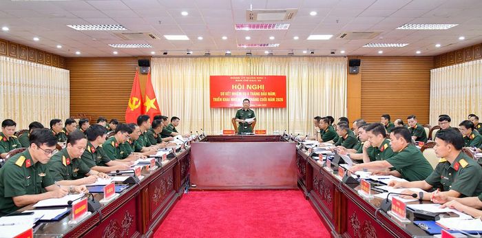 Trung tướng La Công Phương, Ủy viên Trung ương Đảng, Ủy viên Quân ủy Trung ương, Bí thư Đảng ủy, Chính ủy Quân khu, Trưởng ban chỉ đạo 35 Đảng ủy Quân khu 1, chủ trì Hội nghị.