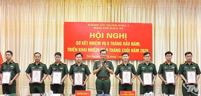 Thiếu tướng Lê Văn Thơ, Ủy viên Ban Thường vụ Đảng ủy, Chủ nhiệm Chính trị Quân khu 1, trao chứng nhận cho các cá nhân có tác phẩm đạt giải Cuộc thi chính luận về bảo vệ nền tảng tư tưởng của Đảng cấp Quân khu.