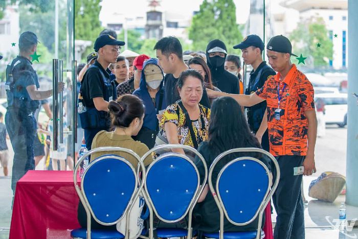 Người dân đến mua vé trực tiếp tại Nhà thi đấu thể dục thể thao tỉnh Thái Nguyên.