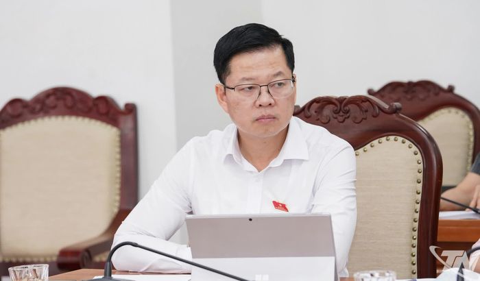 Đồng chí Đinh Quang Tuyên, Phó Bí thư Tỉnh ủy, Chủ tịch Ủy ban Mặt trận Tổ quốc tỉnh, dự thảo luận tại Tổ 2,4.