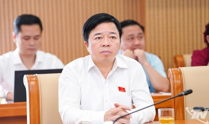 Đồng chí Bùi Văn Lương, Phó Bí thư Tỉnh ủy, Chủ tịch HĐND tỉnh, dự thảo luận tại Tổ 5,6,7.
