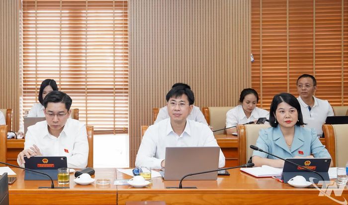 Đại biểu Tổ 5, 6, 7 dự thảo luận tại tổ.