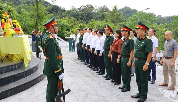 Đoàn công tác dâng hương tại Nghĩa trang Liệt sĩ Trường Hà, tỉnh Cao Bằng.